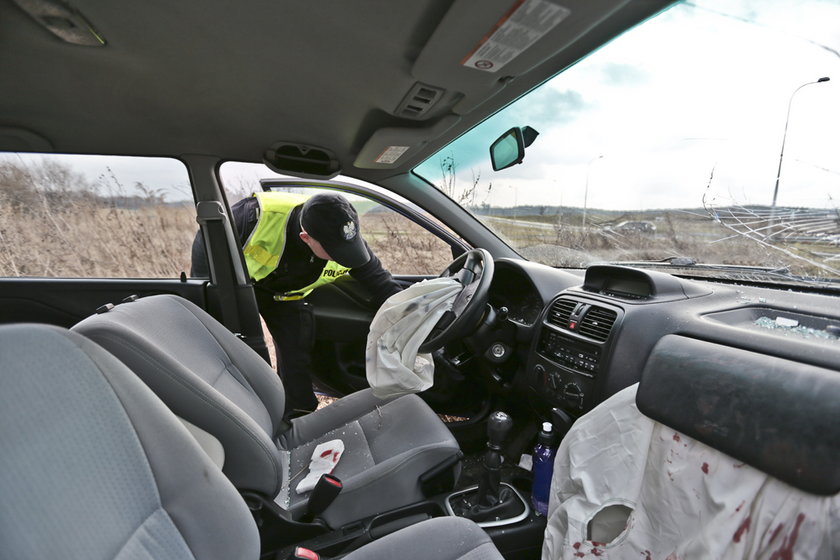 Kompletnie pijany skasował auto. Zasnął w środku! 