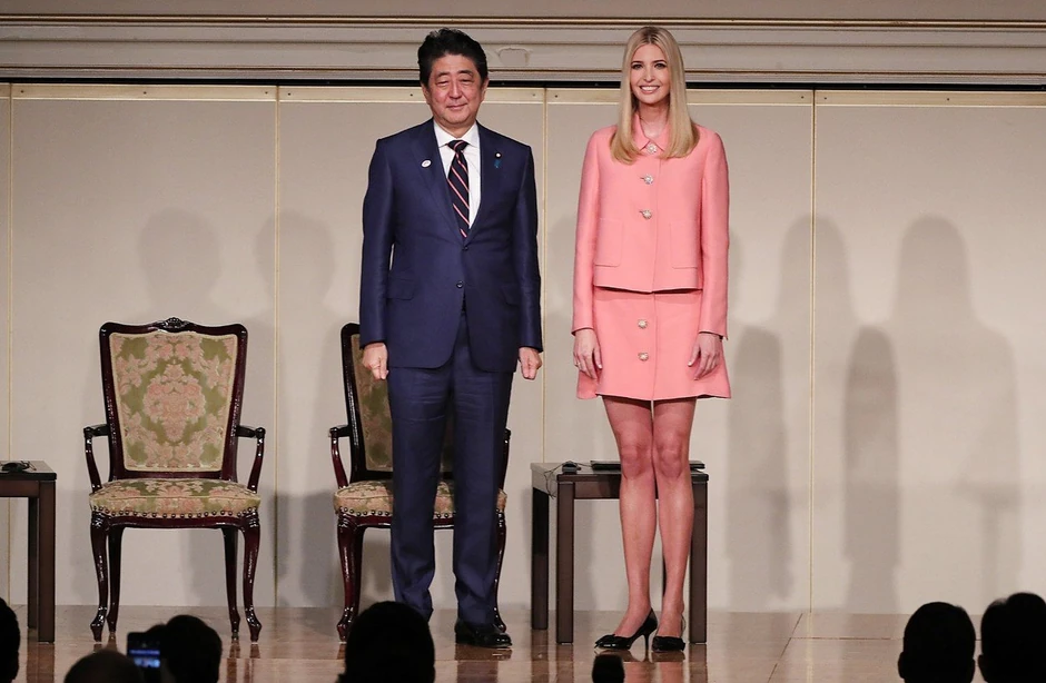 Ivanka Tramp sa japanskim premijerom Šinzom Abeom