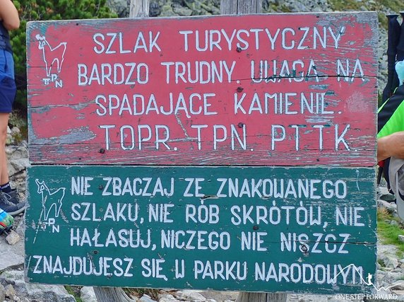 Tabliczka ostrzegawcza na Przełęczy Karb