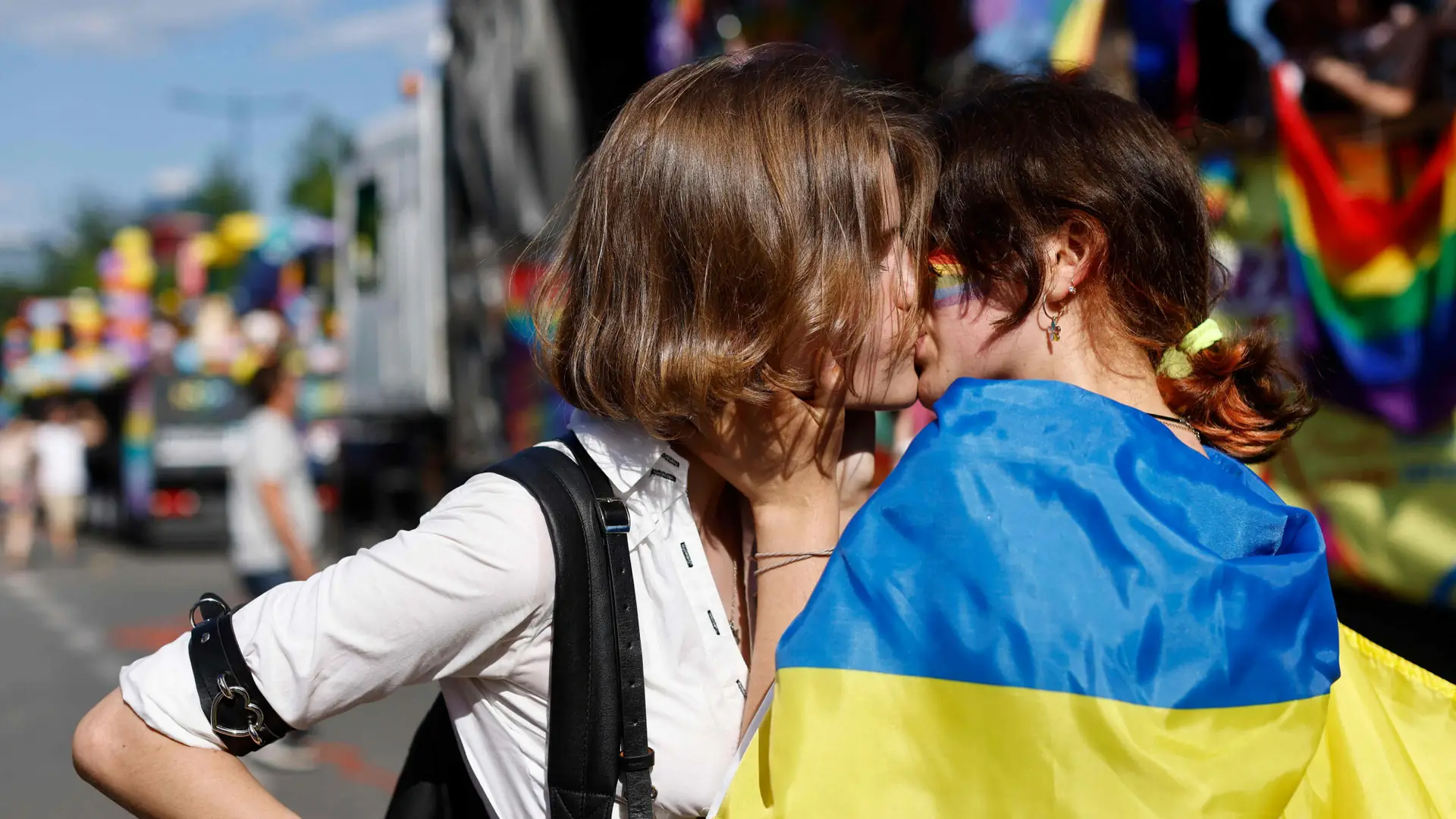 Wśród uchodźców z Ukrainy są osoby LGBT+. Jak im pomóc?