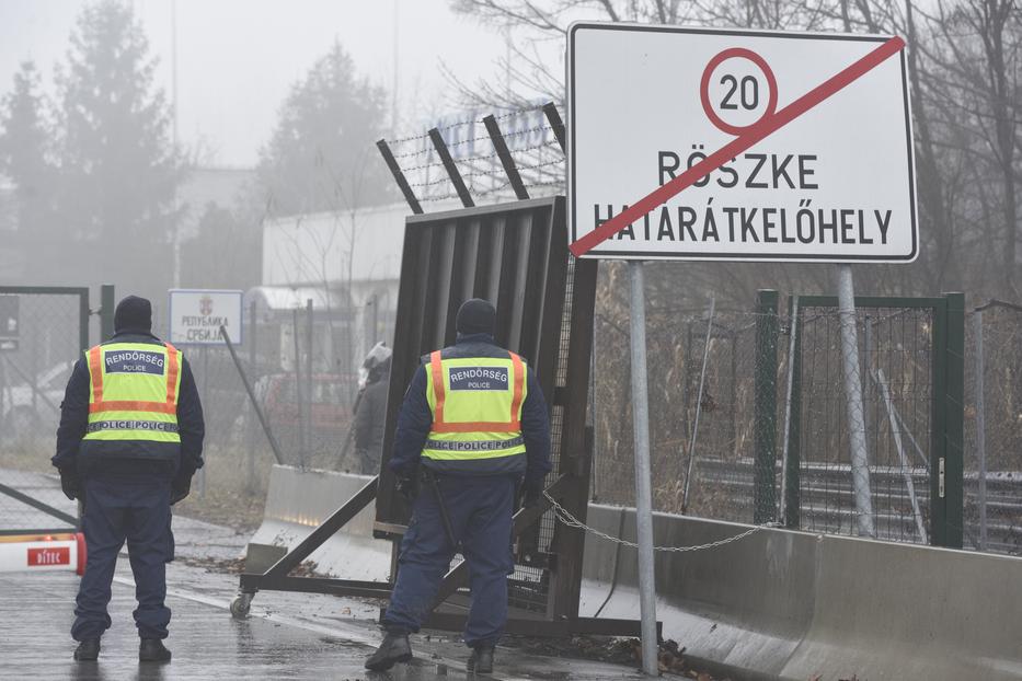 Illegális bevándorlás - Hatvanan próbáltak áttörni a röszkei közúti átkelőnél / Fotó: MTI/Molnár Edvárd 