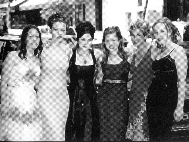 Scarlett Johansson z koleżankami w 2002 roku