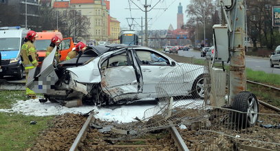 Kierowca zaczął wykonywać dziwne manewry. Szokujący finał widać na zdjęciach