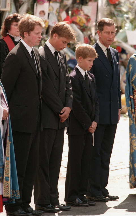Charles Spencer, William i Harry oraz książę Karol na pogrzebie księżnej Diany