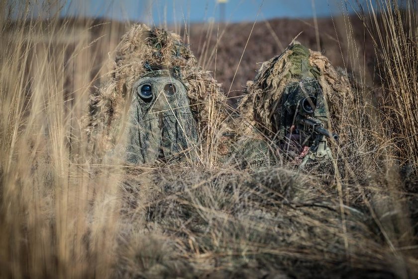 Trening strzelców wyborowych na poligonie w Nowej Dębie