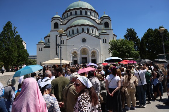 (FOTO, VIDEO) GRAĐANI ČEKAJU PO ŠEST SATI ISPRED HRAMA! Nepregledna kolona vernika, ima i starih i mladih:  Čekaju da dodirnu NAJVEĆU RELIKVIJU