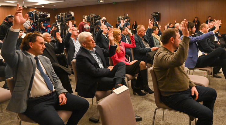 A Magyar Olimpiai Bizottság (MOB) tagjai szavaznak a bizottság rendkívüli közgyűlésén / Fotó: MTI/Illyés Tibor