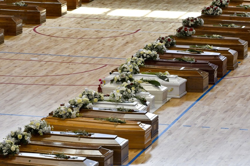 Kovčezi stradalih u februaru u brodolomu kod sela Stekato di Kutro, Italija