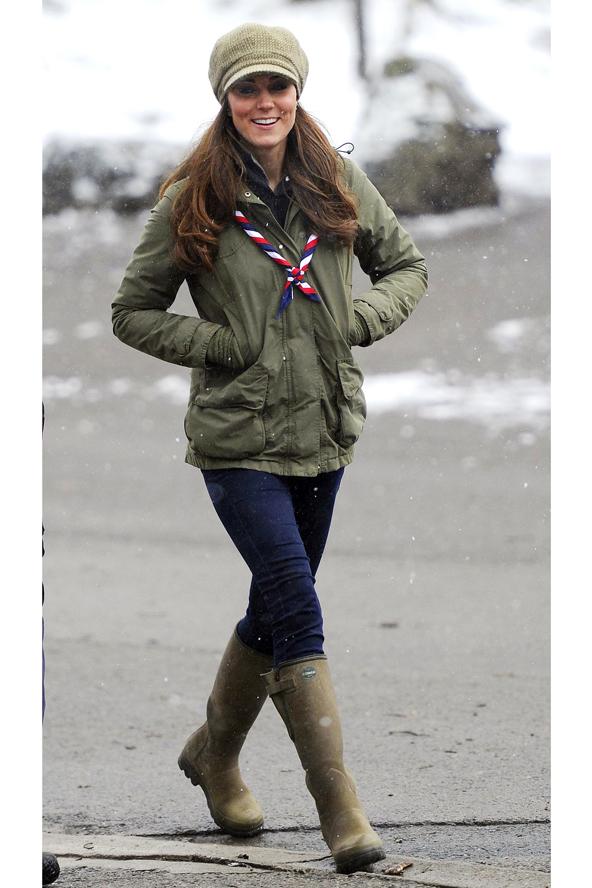 Katonai stílus, gumicsizma - Kate Middleton a cserkészeknél - Glamour