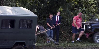 Macierewicz nikomu nie pomógł, a jeszcze się zakopał! Pomagali mu mieszkańcy