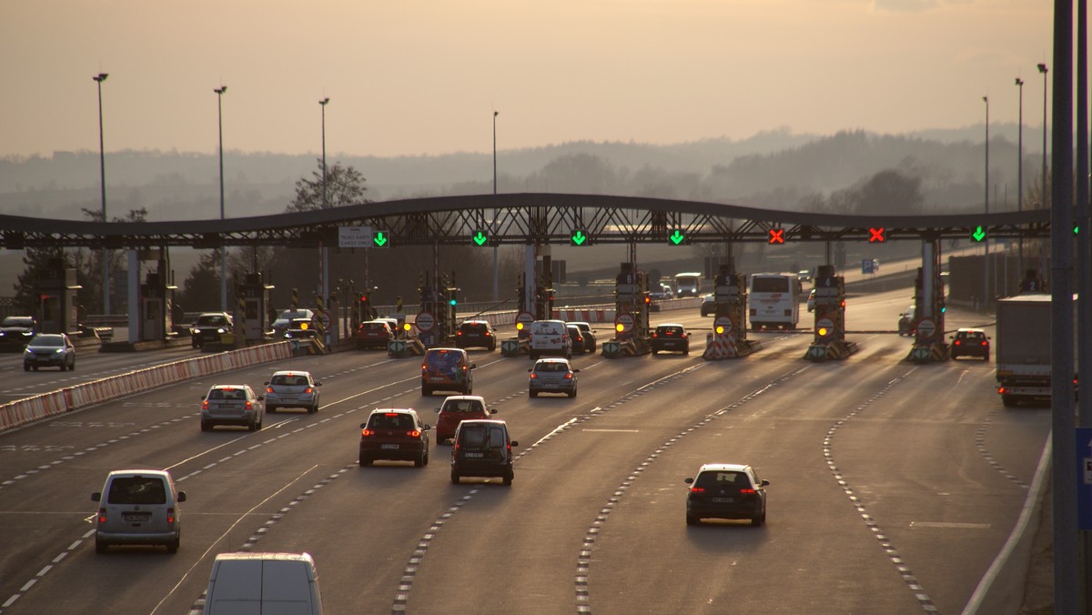 Płatny odcinek autostrady A4 Katowice-Kraków bije rekordy popularności. W pierwszym kwartale tego roku średni dobowy ruch na tej trasie wyniósł 35.946 pojazdów i był o 11,6 proc. wyższy niż ruch odnotowany w takim samym czasie przed rokiem - informuje spółka pobierająca opłaty na autostradzie.