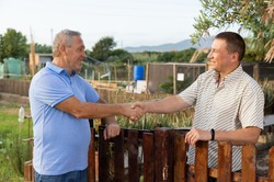 Sąsiad musi się zgodzić na budowę ogrodzenia? Kiedy musi zapłacić? Prawo mówi jasno