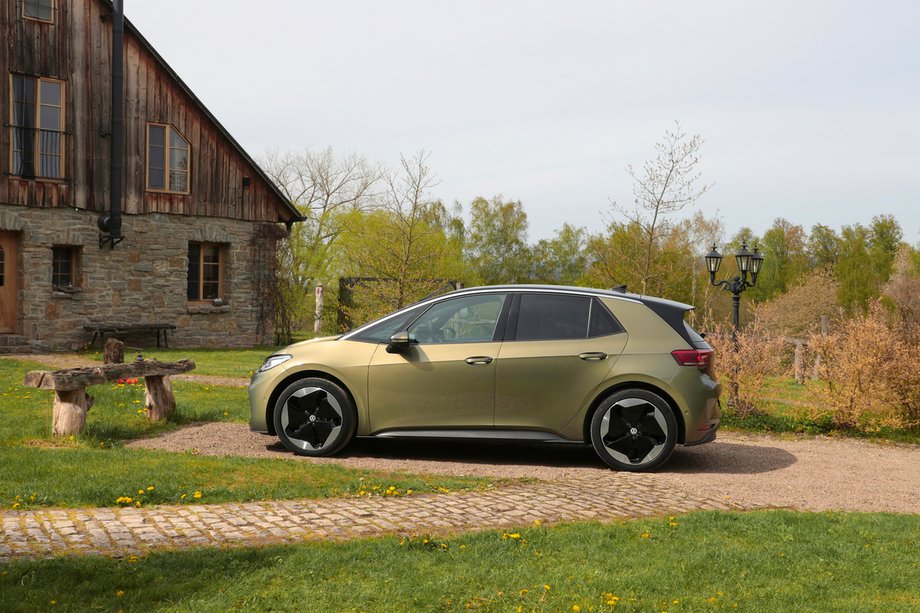 Volkswagen ID3 to elektryczny odpowiednik Golfa i jedyny elektryczny Volkswagen, którego można mieć - wg oficjalnego cennika - za mniej niż 200 tys. zł.