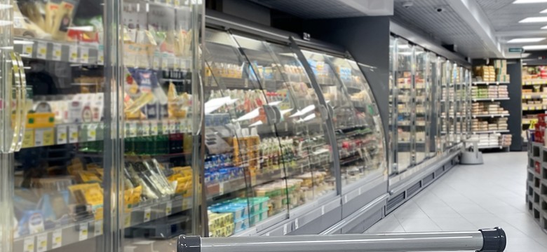 Kostka masła za 4,75 zł. Biedronka obniża cenę i rozdaje za darmo. Do kiedy trwa promocja?