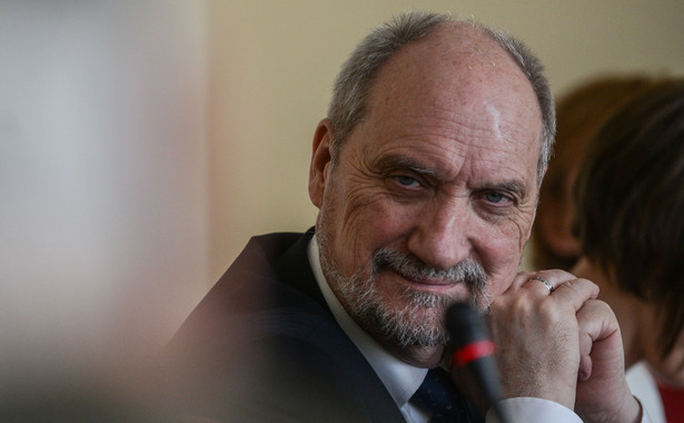 Macierewicz podsumował sto dni pracy MON. "Chcemy, żeby Caracal pracował dla Polski"