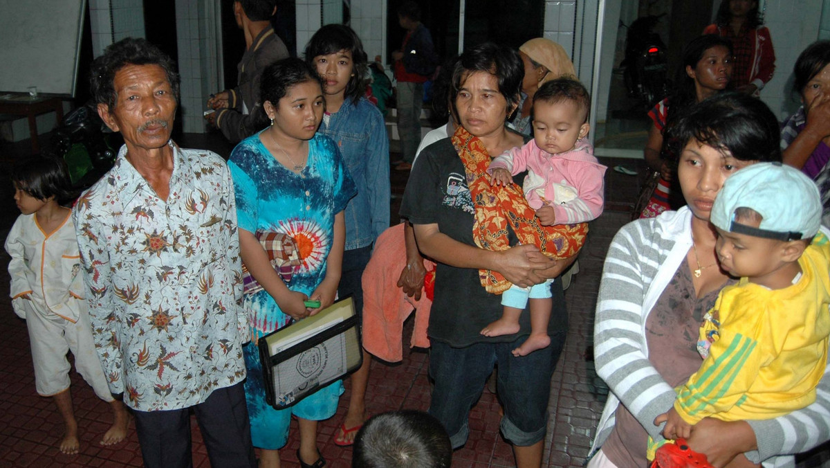 Co najmniej 113 osób zginęło, a setki uznano za zaginione po przejściu tsunami wywołanego trzęsieniem ziemi o sile 7,7 w skali Richtera, które w poniedziałek nawiedziło okolice Sumatry - poinformowały we wtorek indonezyjskie władze.