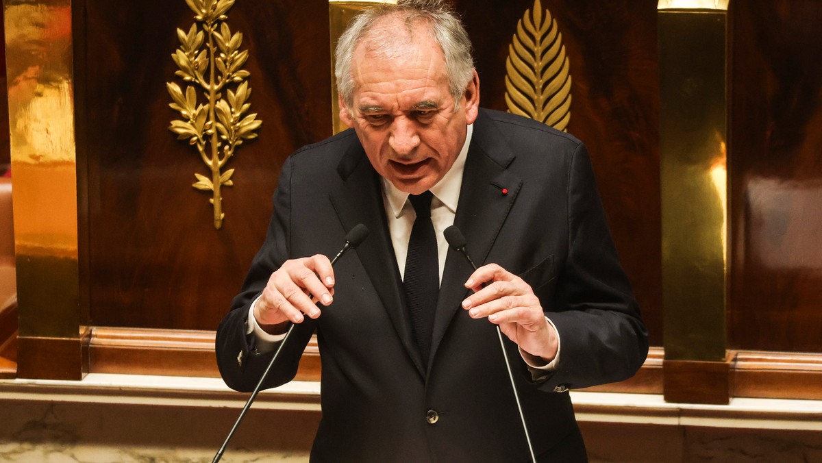 Francuski premier Francois Bayrou krytykuje politykę Pekinu, podkreślając olbrzymią nadwyżkę handlową Chin [Źródło: Onet]
