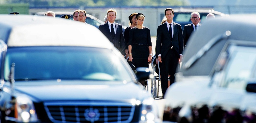 Holenderski minister spraw społecznych Lodewijk Asscher, król Willem-Alexander, królowa Maxima i premier Mark Rutte na lotnisku w Eindhoven