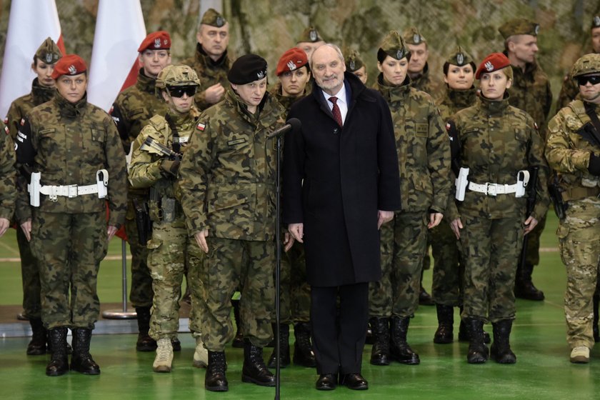 Macierewicz dokonał rzezi wśród oficerów!