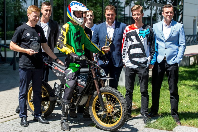 Polski elektryczny motocykl crossowy LEM (Light Electric Motorcycle) Falcon został skonstruowany przez studentów działających w Kole Naukowym Pojazdów i Robotów Mobilnych.
<br><br>(nlat) PAP/Maciej Kulczyński