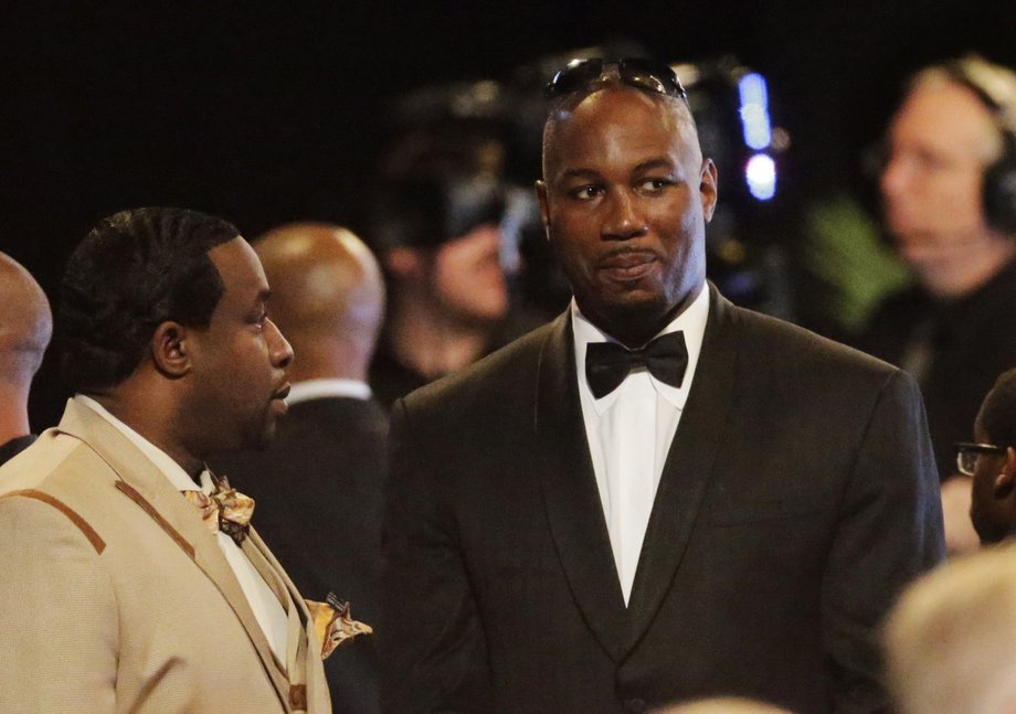 Pięściarz Lennox Lewis tuż przed rozpoczęciem uroczystości pogrzebowych