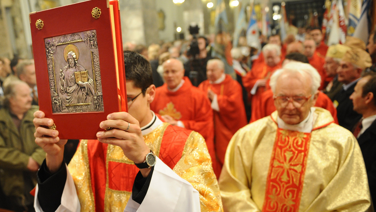 Siostra katechetka przekazała dzieciom "karnety" zobowiązujące do uczestnictwa we mszy św.