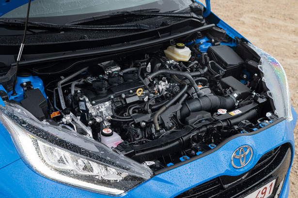Nowa Toyota Yaris 2024 daje teraz dwie hybrydy do wyboru. Silnik 1.5 bazą obu napędów