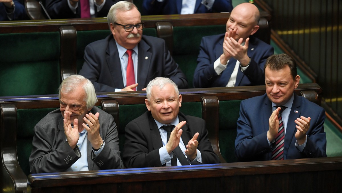 CBOS: PiS - 44 proc., PO - 20 proc., Kukiz'15 - 5 proc. Wiosna i PSL - po 4 proc. 