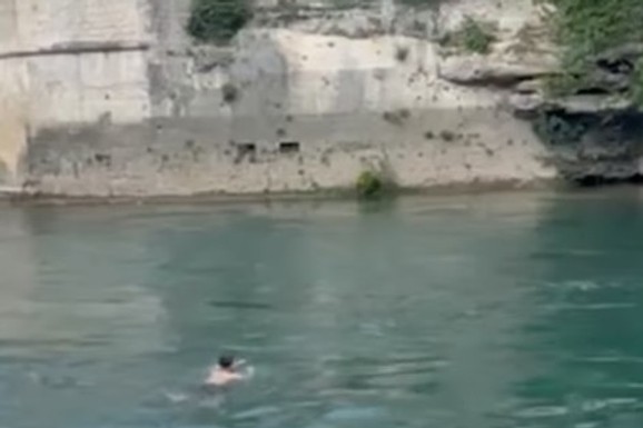 UZNEMIRUJUĆI SNIMAK NESTANKA MLADIĆA U RECI Posle skoka sa mosta nastao MUK, jedan mladić odmah krenuo da ga traži (VIDEO)