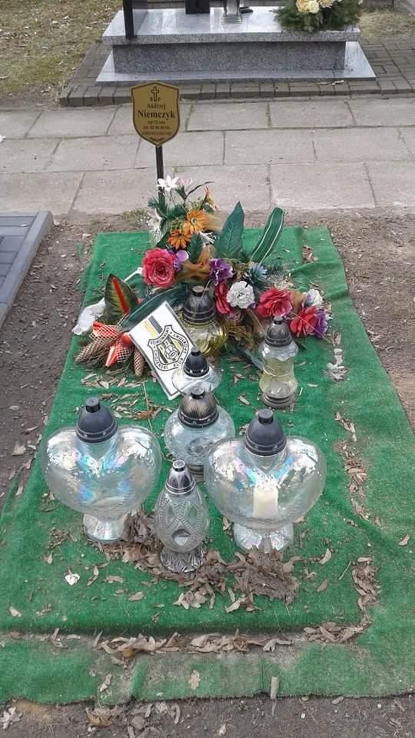Andrzej Niemczyk – dziewięć miesięcy po śmierci tak wygląda jego grób