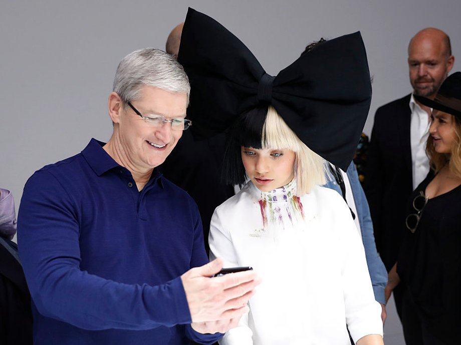 Tim Cook czyta setki e-maili.