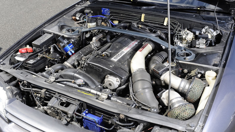 Sześciocylindrowe silniki dają większą rezerwę do tuningu. Tu: motor z Nissana Skyline 2.6 R6 (dwie turbiny, 280 KM).
