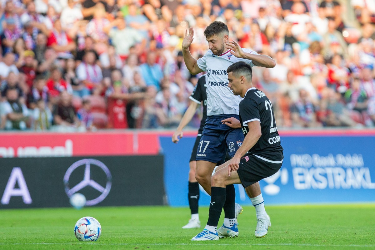 Zawodnik Górnika Zabrze Bartosz Nowak (L) i Florian Loshaj (P) z Cracovii podczas meczu 1. kolejki piłkarskiej Ekstraklasy