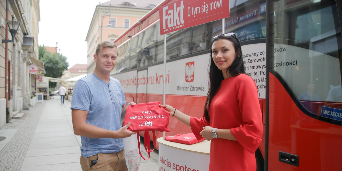 Oddawałem krew już kilkanaście razy. Często uczestniczę w mobilnych zbiórkach – tłumaczył Maciej Hojka ( 31 l.)  odbierając z rąk hostessy gadżety Faktu.  