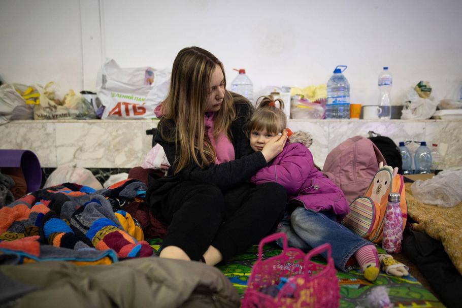 Metro w Kijowie. Kobieta z dzieckiem chroni się przed bombardowaniami