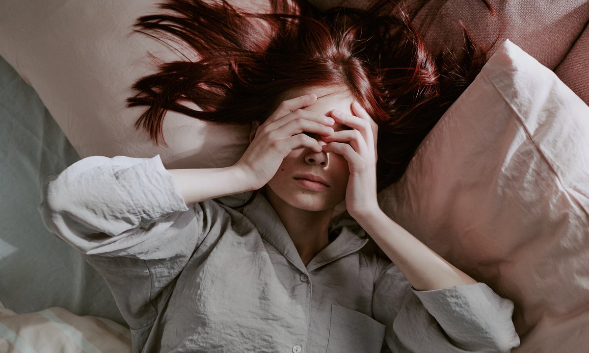 Dlaczego najczęściej budzimy się nad ranem? Ta drobna rzecz ma na to wpływ