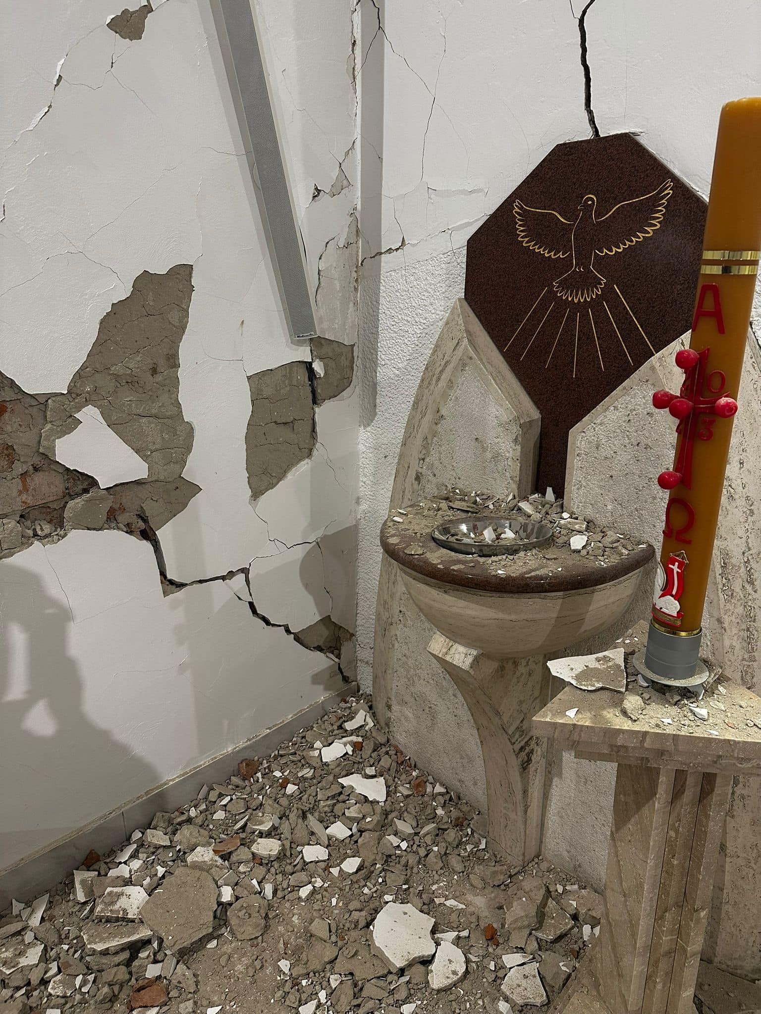 Kostol v obci Nižná Sitnica poškodilo zemetrasenie.