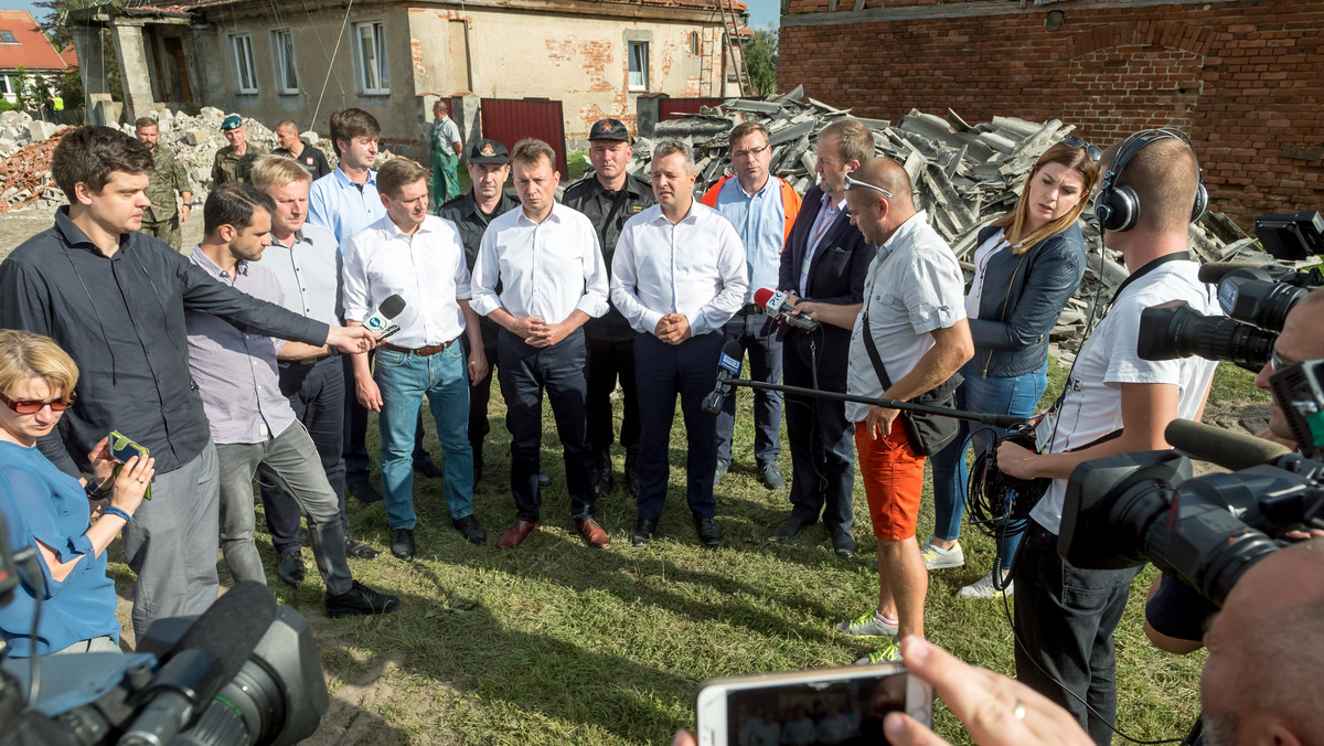 Szef MSWiA Mariusz Błaszczak ocenił w Wielkiej Kloni w powiecie tucholskim, że służby zadziałały profesjonalnie po nawałnicy, która przeszła przez region w nocy z piątku na niedzielę.