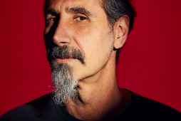 Serj Tankian, muzyk, aktywista, współtwórca filmu dokumentalnego „I Am Not Alone (2019)