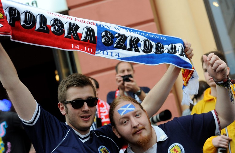 Szkoccy kibice piłki w tradycyjnych kiltach przed meczem Polska-Szkocja spędzają czas na Starym Mieście w Warszawie