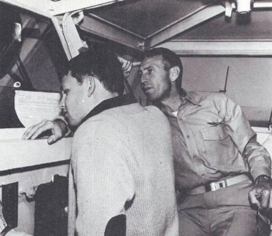 Džim sa ocem na ratnom brodu januara 1964.