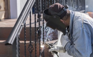 Za dużo ekonomistów, za mało spawaczy. Oto zawody, które dają pewną pracę