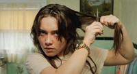 Florence Pugh a kamerák előtt vágta le saját haját + 3 dolog, ami tényleg megtörtént egy forgatáson