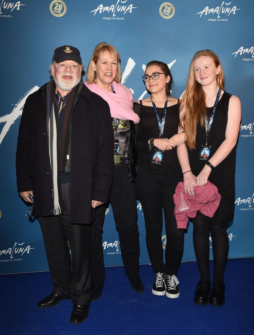 Džejson sa suprugom i ćerkom Sofijom Mej (druga s desna)