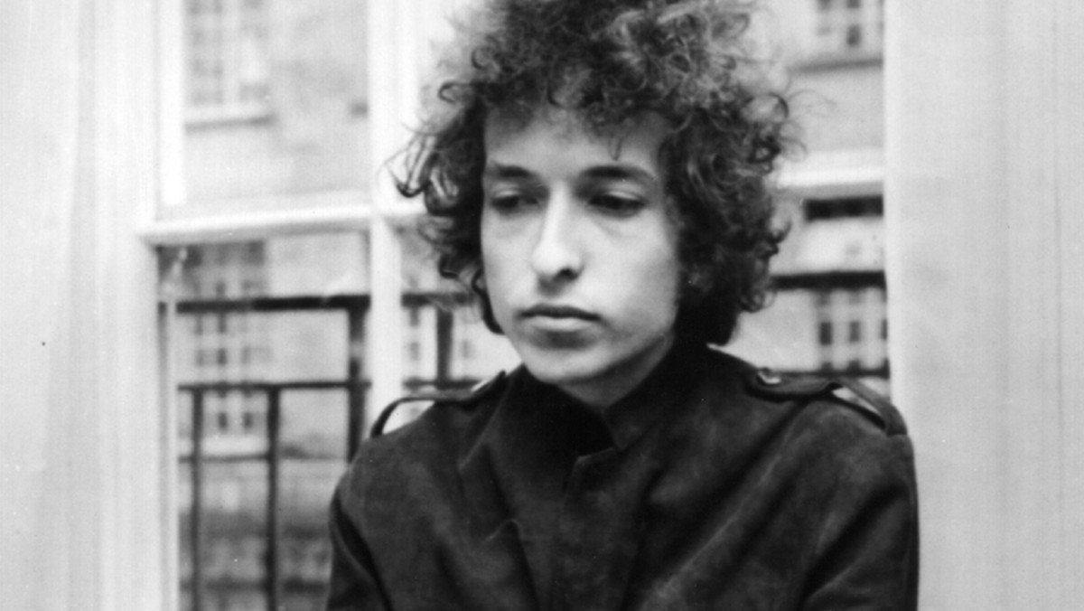 Bob Dylan to żywa legenda muzyki rockowej. Nagrał wiele piosenek, które weszły do muzycznego kanonu, jest laureatem Oscara, ma za sobą doświadczenia aktorskie, a od lat wymienia się go w gronie kandydatów do literackiej Nagrody Nobla. Mimo, że nie dysponuje wielkimi możliwościami głosowymi jest ceniony i szanowany przez artystów reprezentujących rozmaite gatunki muzyczne. Robert Allen Zimmerman, znany jako Bob Dylan,  urodził się 24 maja 1941 r w Duluth.