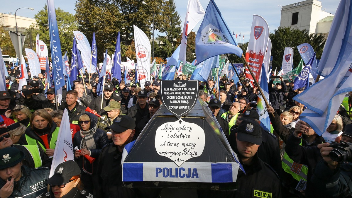 Ponad 1000 związkowców służb mundurowych pikietowało dziś przed budynkiem Sejmu. Domagali się podwyżek oraz wzrostu wydatków m.in. na policję, Państwową Straż Pożarną, Straż Graniczną oraz BOR. Jak podkreśla MSW nakłady na służby oraz pensje systematycznie rosną.