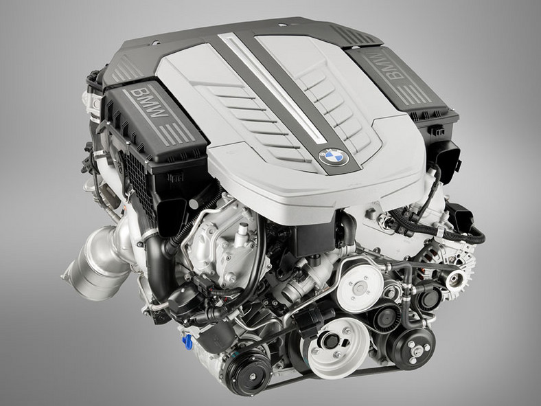 BMW 760i – nowy silnik 6,0 V12 i 8-biegowy automat