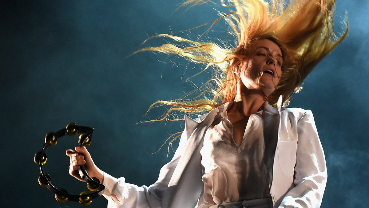 Florence Welch z grupy Florence + The Machine udowadnia fanom, że nawet złamana stopa nie jest dla niej przeszkodą w występach. W ostatnim odcinku programu "Later…with Jools Holland" bez wyraźnych śladów kontuzji promowała najnowszy album grupy.