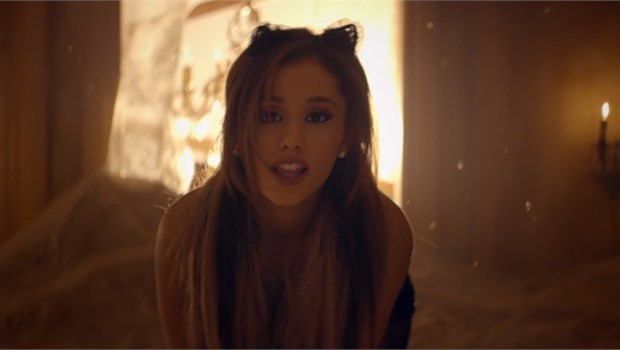 Ariana Grande w teledysku "Love Me Harder"