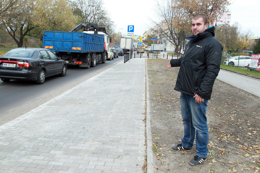 Mieszkańcy i sklepikarze ul. św Wincentego na Targówku protestują przeciwko budowie słupków wzdłuż drogi.